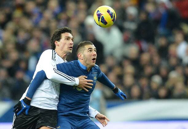 06.02.2013, xjh, Freundschaftspiel, Frankreich - Deutschland, v.l. Mats Hummels (Deutsche Fussball Nationalmannschaft DFB), Karim Benzema (Frankreich)