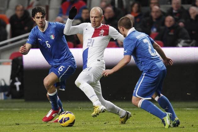 Arjen Robben in duel with Andrea Ranocchia and Marco Verratti 
