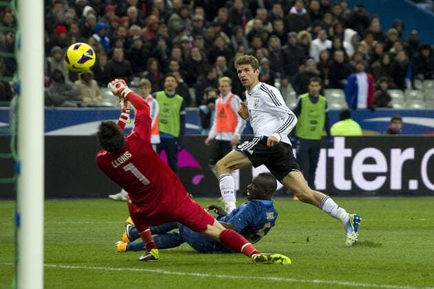 Thomas MUELLER (MÜLLER, re., GER) schiesst das Tor zum 1:1 Ausgleich fuer Deutschland, Aktion, Fussball Laenderspiel, Frankreich (FRA) - Deutschland (GER), am 06.02.2013 in Paris Frankreich;