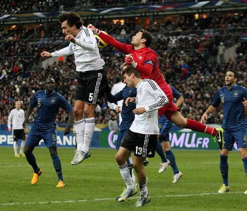 V.li. Mats Hummels (GER), Thomas Müller (GER), Hugo Lloris (FRA). Frankreich-Deutschland . Fussball-Länderspiel Herren 2013, . Paris, FRA, 06.02.2013 ,