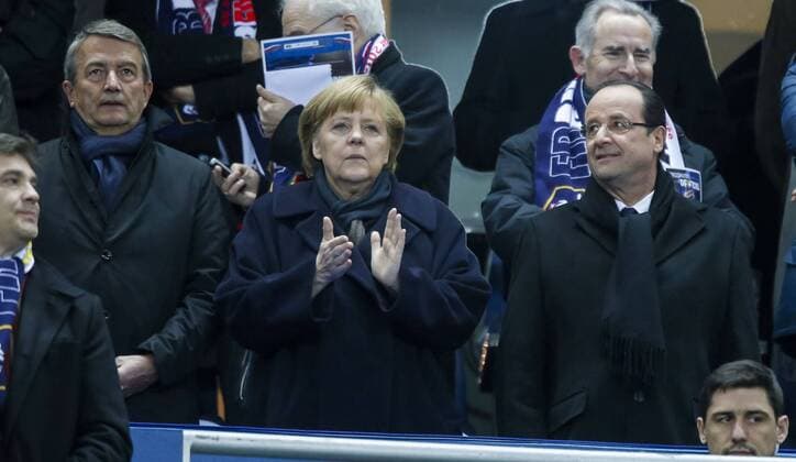 Bundeskanzlerin Angela Merkel GER, Francois HOLLAND, franzoesicher Ministerpraesident Wolfgang NIERSBACH, DFB Praesident auf der Ehrentribuene FRANKREICH - DEUTSCHLAND 1-2 Deutsche Fussball Nationalmannschaft DFB, am 06.02.2013 in Paris, FRA Freundschaftsspiel