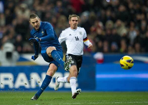 Karim BENZEMA (FRA) - Philipp LAHM (16 GER) Fussball Länderspiel: Frankreich - Deutschland in Paris, Frankreich am 06.02.2013,