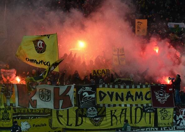 Fussball - 2. Bundesliga 08.02.2013 Kaiserslautern - Fritz-Walter-Stadion SG Dynamo Dresden Feuerwerk bei den Fans der Dresdener.