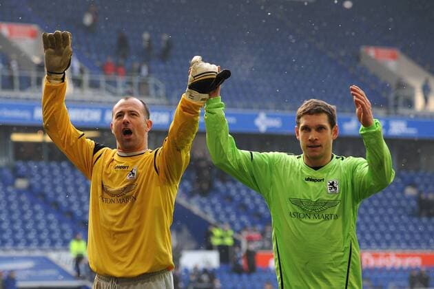 V.l.n.r. Torhueter Gabor Kiraly und Moritz Volz ( beide TSV 1860 Muenchen Portrait ) jubeln ueber den Auswaertssieg. 09.02.2013, 2. Liga, 21. Spieltag, Duisburg