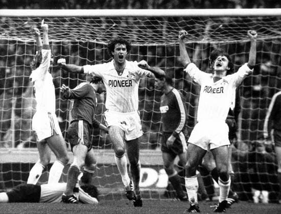 1. FC Köln - FC Bayern München 4:0 - Jubel bei Gerd Strack (Mitte), Pierre Littbarski (re.) und Paul Steiner (alle Köln)