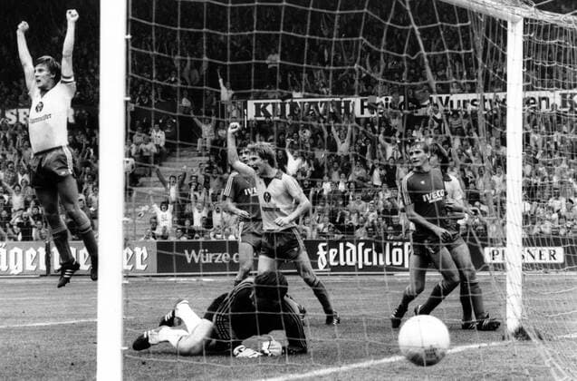 Eintracht Braunschweig - FC Bayern München 3:1 - Ronald Worm (li.) und Wolfgang Grobe (beide Braunschweig) jubeln neben den enttäuschten Walter Junghans und Wolfgang Dremmler (beide Bayern)