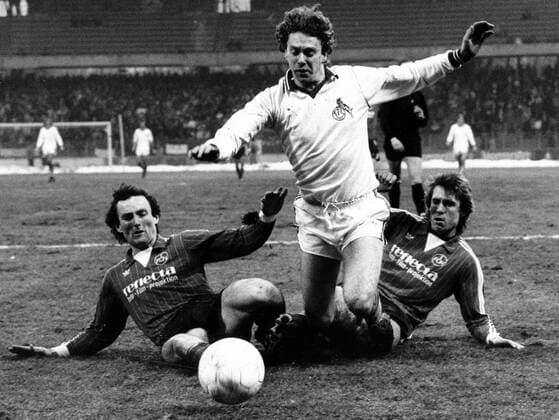 1. FC Köln - 1. FC Nürnberg 4:1 - Tony Woodcock (Köln, Mitte) gegen Peter Stocker (li.) und Norbert Eder (beide Nürnberg)