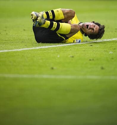 Mats Julian Hummels (BvB) krümmt sich vor Schmerzen 09.02.2013, Dortmund, Borussia Dortmund (BVB) - Hamburger SV (HSV; Hamburg)