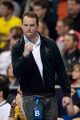 Trainer Dagur SIGURDSSON (BER) jubelt Handball EHF Champions League Saison 2012 2013, Gruppenspiel: Fuechse Berlin - FC Barcelona in Berlin, Deutschland am 10.02.2013,