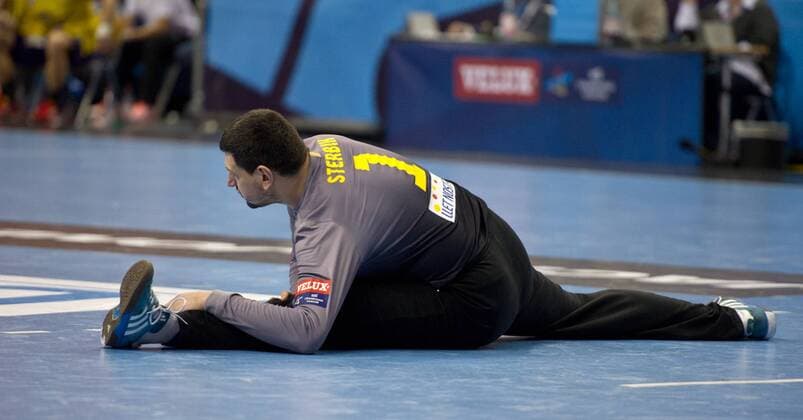 Torhueter Arpad STERBIK (BAR) bei einer Dehnuebung im Spagat. Handball EHF Champions League Saison 2012 2013, Gruppenspiel: Fuechse Berlin - FC Barcelona in Berlin, Deutschland am 10.02.2013,