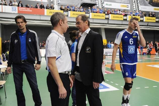 Trainer Stelian MOCULESCU (VfB Friedrichshafen) ist nach dem Spielende ausser sich wegen fehlerhaften Schiedsrichterentscheidungen. Volleyball, 1.Bundesliga, Maenner, VfB Friedrichshafen - Generali Haching, 10.02.2013