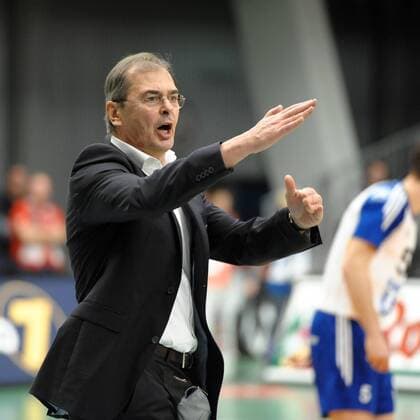 Trainer Stelian MOCULESCU (VfB Friedrichshafen) ist nach dem Spielende ausser sich wegen fehlerhaften Schiedsrichterentscheidungen. Volleyball, 1.Bundesliga, Maenner, VfB Friedrichshafen - Generali Haching, 10.02.2013