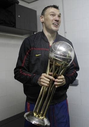 FC Barcelona Regal s Sarunas Jasikevicius celebrates the victory in the Spanish Basketball King s Cup Final match.February 07,2013.  (201302101397)