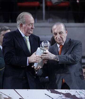 KIng Juan Carlos I of Spain (l) and the President of ACB Eduardo Portela during the Spanish Basketball King s Cup Final match.February 07,2013.  (201302101465)