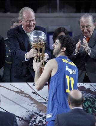 KIng Juan Carlos I of Spain (l) and the President of ACB Eduardo Portela with the captain of FC Barcelona Regal Juan Carlos Navarro during the Spanish Basketball King s Cup Final match.February 07,2013.  (201302101490)