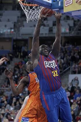 FC Barcelona Regal s Nathan Jawai (r) and Valencia Basket Club s Florent Pietrus during Spanish Basketball King s Cup Final match.February 07,2013.  (201302101307)