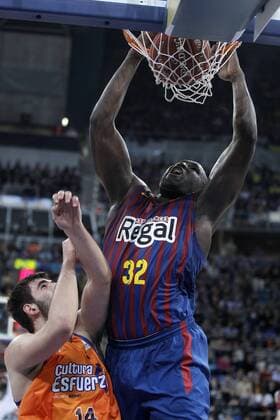 FC Barcelona Regal s Nathan Jawai (r) and Valencia Basket Club s Bojan Dubljevic during Spanish Basketball King s Cup Final match.February 07,2013.  (201302101311)