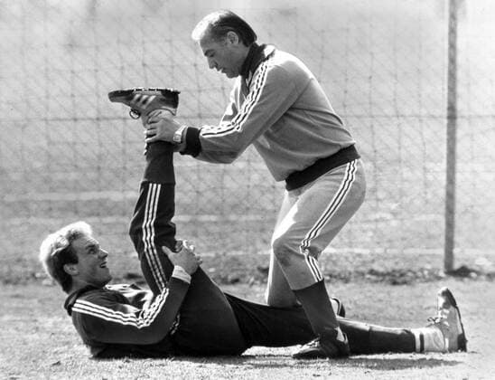Trainer Pal Csernai (re.) kümmert sich um Karl Heinz Rummenigge (beide FC Bayern München)
