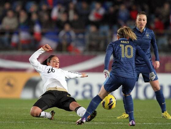 13.02.2013, xmrx, Freundschaftspiel, Frankreich - Deutschland, v.l. Nadine Keßler (Deutschland), Camille Abily (Frankreich), im Zweikampf, Duell, duel, tackle