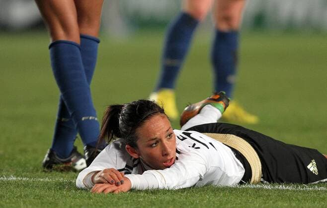 13.02.2013, xmrx, Freundschaftspiel, Frankreich - Deutschland, v.l. Nadine Keßler (Deutschland) enttäuscht schauend, Enttäuschung, disappointed am Boden