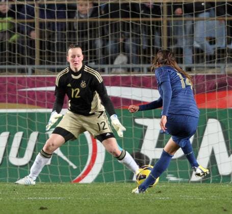 13.02.2013, xmrx, Freundschaftspiel, Frankreich - Deutschland, v.l. Almuth Schult (Deutschland), Louisa Necib (Frankreich) erzielt das Tor zum 1:2, scores the goal