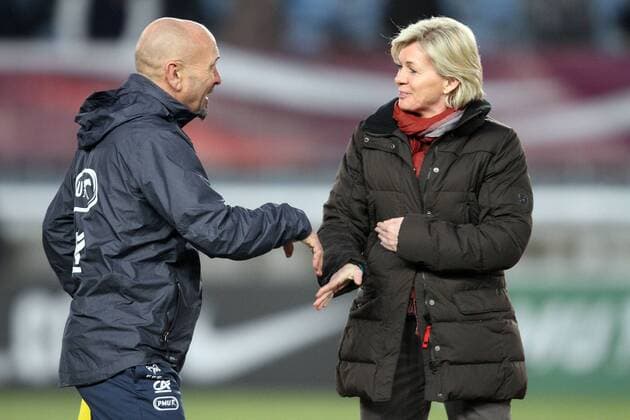 13.02.2013, xmrx, Freundschaftspiel, Frankreich - Deutschland, v.l. Trainer Bruno Bini (Frankreich), Trainerin Silvia Neid (Deutschland)