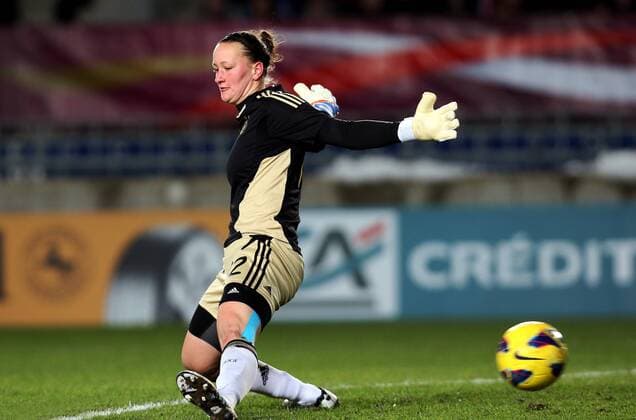 Straßbourg Fußball Frauen Länderspiel Frankreich vs. Deutschland, Almuth Schult (GER, SC 07 Bad Neuenahr) kann den Ball nicht halten, Tor zum 1:1