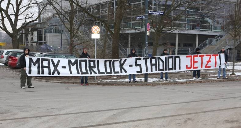 14.02.2013 - 1. Fußball-Bundesliga Saison 2012 2013 - 1. FC Nürnberg FCN - Pressekonferenz Pressegespräch Stadion Stadionname Namensrechte - DaMa - Fans demonstrieren vor dem Stadion mit einem Transparent Spruchband für das Max-Morlock-Stadion: Max-Morlock-Stadion Jetzt!