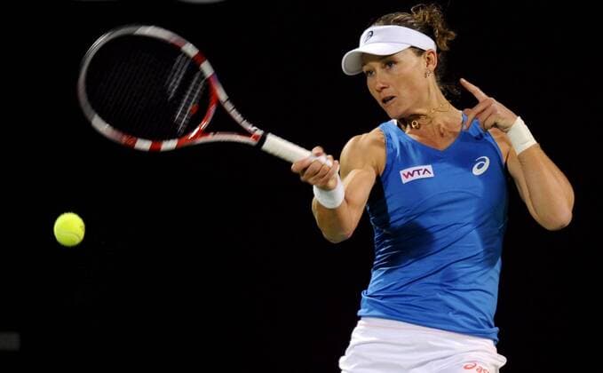 DOHA, Feb. 14, 2013 -- Samantha Stosur of Australia hits a return during the women s singels third round match at the WTA Tennis Damen Qatar Open tennis tournament in Doha, Qatar, Feb. 14, 2013. 