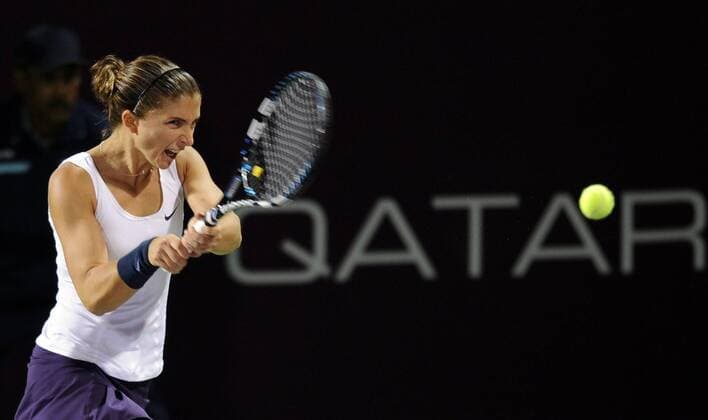 DOHA, Feb. 14, 2013 -- Sara Errani of Italy hits a return during the women s singels third round match at the WTA Tennis Damen Qatar Open tennis tournament in Doha, Qatar, Feb. 14, 2013. 