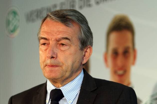 15.02.2013, Frankfurt, DFB Zentrale Preisverleihung des DFB-Umweltcup 2012 Die drei Bundessieger werden durch DFB-Präsident Wolfgang Niersbach für Ihr Engagement ausgezeichnet. Portrait gut gelaunt Wolfgang Niersbach DFB-Präsident