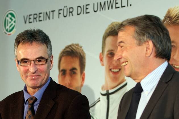 15.02.2013, Frankfurt, DFB Zentrale Preisverleihung des DFB-Umweltcup 2012 Die drei Bundessieger werden durch DFB- Generalsekretär Helmut Sandrock und DFB-Präsident Wolfgang Niersbach für Ihr Engagement ausgezeichnet. gut gelaunt DFB- Generalsekretär Helmut Sandrock und Wolfgang Niersbach DFB-Präsident , Generalsekretär Helmut Sandrock und der Vorsitzenden der DFB-Arbeitsgruppe Klima- und Umweltschutz, Claudia Roth, ihm Rahmen einer kurzen