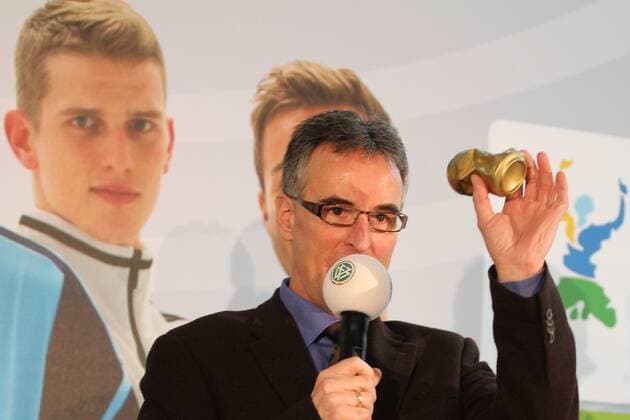 15.02.2013, Frankfurt, DFB Zentrale Preisverleihung des DFB-Umweltcup 2012 Portrait DFB- Generalsekretär Helmut Sandrock erhält die goldene Blechdose aus dem Umweltwerbespot