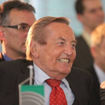 15.02.2013, Frankfurt, DFB Zentrale Preisverleihung des DFB-Umweltcup 2012 Einzelbild, Portrait Freut sich über die Sieger aus Baden-Württemberg Der frühere DFB-Präsident Gerhard Mayer-Vorfelder gut gelaunt