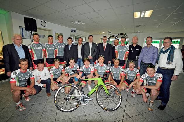 Das Team mit Sponsoren und Managern - Event: Teampräsentation - LKT Team Brandenburg 2013 - Location: Autohaus Liebsch in Lübben - Brandenburg - Deutschland - Europa - Datum: 16.02.2013