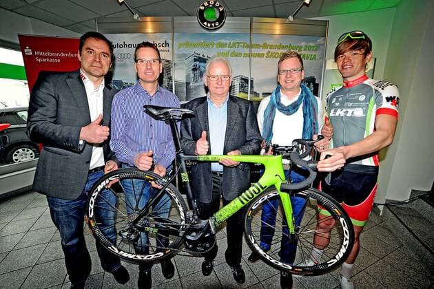 Teammanager Steffen Blochwitz mit Autosponsor Hans Liebsch und seinen Söhnen sowie dem Rennfahrer Franz Schiewer - Event: Teampräsentation - LKT Team Brandenburg 2013 - Location: Autohaus Liebsch in Lübben - Brandenburg - Deutschland - Europa - Datum: 16.02.2013