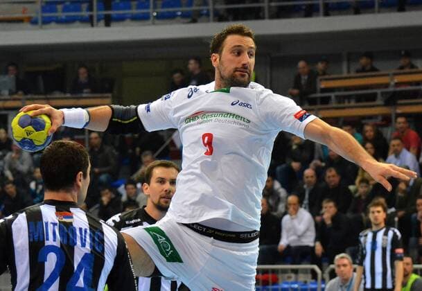16.02.2013 Nis(Serbia) RK Partizan-HSV Hamburg EHF Velux Champions League men s handball Igor Vori(r) HSV Hamburg passing by Uros Mitrovic(L) RK Partizan :Stringer in cooperation with 