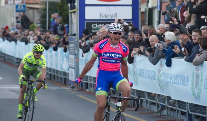 Filippo Pozzato, Italien, Team Lampre-Merida, gewinnt nach 5:03:40 Stunden die 50. Auflage des Radrennens Trofeo Laigueglia mit Start und Ziel in Laigueglia an der ligurischen Küste Italiens vor Francesco Reda, (nicht auf dem Bild) Italien, Team Androni Giocattoli sowie dem Drittplatzierten Mauro Santambrogio, Italien, Team Vini Fantini-Selle Italia