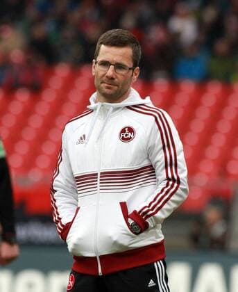 Fussball, 1. BL, 1. Bundesliga, Saison 2012 2013, Herren, Deutschland, 17.02.2013 1. FC Nürnberg - Hannover 96, v.l. Trainer Michael Wiesinger, 1. FC Nürnberg , Frust, Enttäuschung, enttäuscht, Trauer, Verzweiflung, xklausxschillingerx