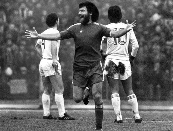 Torschütze Paul Breitner (FC Bayern München) jubelt im Spiel gegen FC Universitatea Craiova