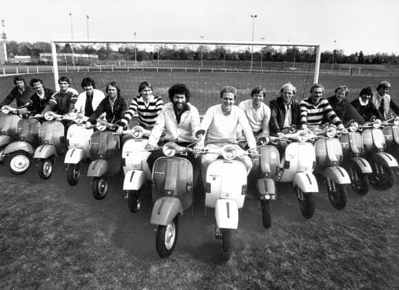 Die Spieler des FC Bayern München auf einer Vespa, v.li.: Kurt Niedermayer, Bertram Beierlorzer, die Torhüter Walter Junghans und Manfred Müller, Wolfgang Kraus, Klaus Augenthaler, Paul Breitner, Karl Heinz Rummenigge, Udo Horsmann, Dieter Hoeneß, Hans Weiner, Bernd Dürnberger, Wolfgang Dremmler und Hansi Pflügler