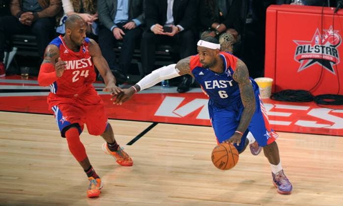 Kobe Bryant (L) of the Los Angeles Lakers and the Western Conference defends LeBron James of the Miami Heat and the Eastern Conference during the 2013 NBA Basketball Herren USA All-Star game at the Toyota Center in Houston, the United States, Feb. 17, 2013. (Xinhua Yang Lei) US-HOUSTON-NBA ALL-STAR WEEKEND GAME 