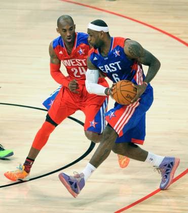 Kobe Bryant (L) of the Los Angeles Lakers and the Western Conference defends LeBron James of the Miami Heat and the Eastern Conference during the 2013 NBA Basketball Herren USA All-Star game at the Toyota Center in Houston, the United States, Feb. 17, 2013. (Xinhua Yang Lei) US-HOUSTON-NBA ALL-STAR WEEKEND GAME 