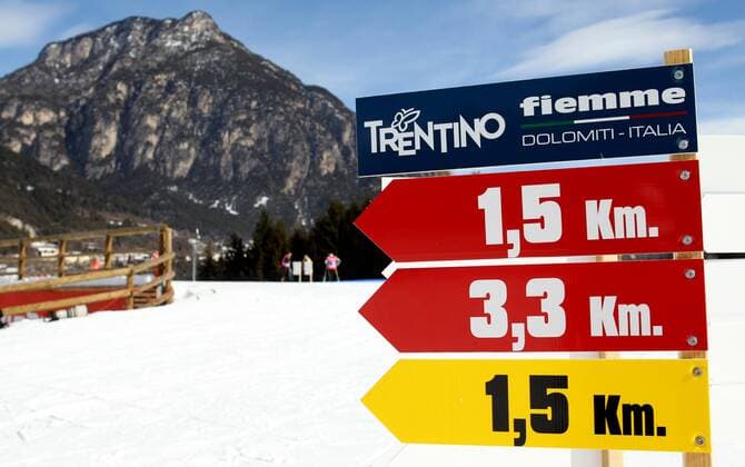 SKI NORDISCH - FIS Nordische WM 2013 TESERO,ITALIEN,19.FEB.13 - SKI NORDISCH, LANGLAUF - FIS Nordische Ski Weltmeisterschaften 2013 in Val di Fiemme, Training. Bild zeigt Wegweiser. 