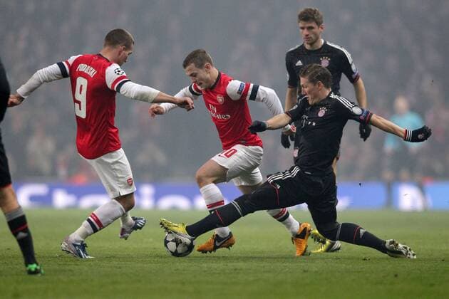 Lukas PODOLSKI (FC Arsenal London - 9) und Jack WILSHERE (FC Arsenal London - 10) im Zweikampf mit Bastian SCHWEINSTEIGER (FC Bayern München - 31) 19.02.2013 Fussball Champions League Achtelfinale Hinspiel FC Arsenal London (Großbritannien - GB) - FC Bayern München (Deutschland - GER) Fussball Maenner Saison 2012 13
