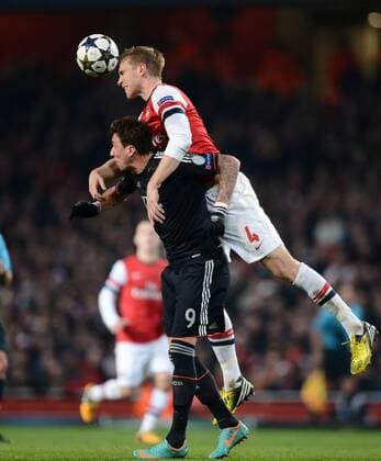 FUSSBALL CHAMPIONS LEAGUE ACHTELFINALE HINSPIEL 2012 2013 FC Arsenal London - FC Bayern München 19.02.2013 Per Mertesacker (re, Arsenal) gegen Mario Mandzukic (li, FC Bayern München) 