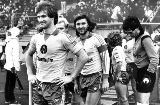 Einmarsch Eintracht Braunschweig, v.li.: Wolfgang Grobe, Ronald -Ronnie- Worm und Torwart Bernd Franke