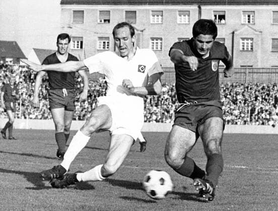 FC Bayern München - Hamburger SV 1:0 - Gerd Müller (Bayern, re.) gegen Willi Schulz (HSV), dahinter Franz Roth (Bayern)
