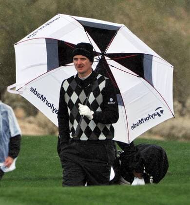 Justin Rose of England approaches the ninth green during the first round of the Accenture World Golf Championship at The Golf Club at Dove Mountain in Marana, Arizona February 20, 2013. Snow has forced suspension of the round.  PXP2013022003
