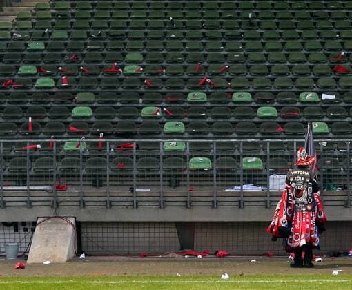 Fußball, Stadiongeschichte FC Viktoria Köln Viktoria Köln 24.11.2012 Flughafen Stadion, Sportpark Höhenberg Regionalliga West 2012 2013 Fans von Viktoria Köln verlassen das Stadion